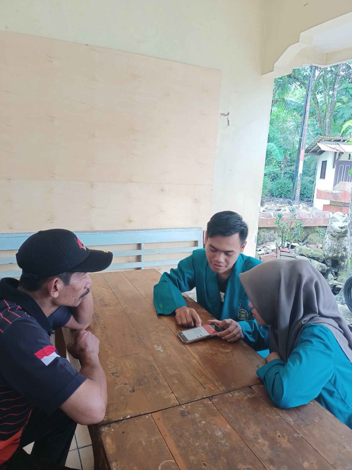 Inovasi Tata Kelola Digital: Sinergi Civitas Akademika dan Pemdes Gumelem Wetan Melalui Sistem Informasi Desa